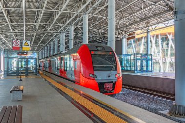 İstasyonda yolcu bekleyen yolcu treni..