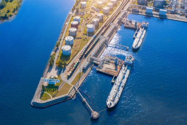 Büyük depolama tankları ile hava görünümü büyük liman petrol yükleme terminali. Deniz yoluyla dökme yük teslimi için demiryolu altyapısı, nakliye ve teslimat için gemi tankerinde pompa istasyonu kullanarak.