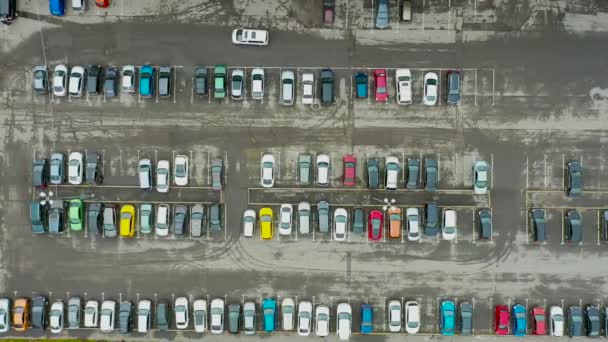 Luchtfoto Van Boven Parkeerplaats Met Auto Het Zakendistrict Van Stad — Stockvideo