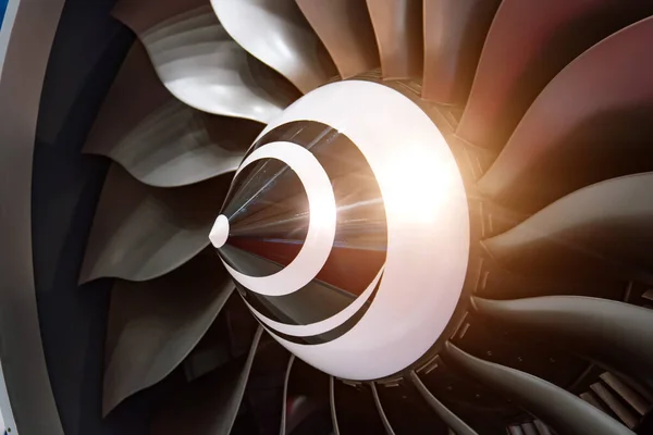 Motore turbo jet di aeroplano, da vicino nella luce riflesso scintilla . — Foto Stock
