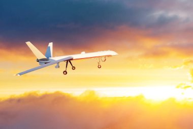 İnsansız hava aracı uzaktan kumandalı hava aracı Sunset Cloud Panorama 'da performans sergiliyor..