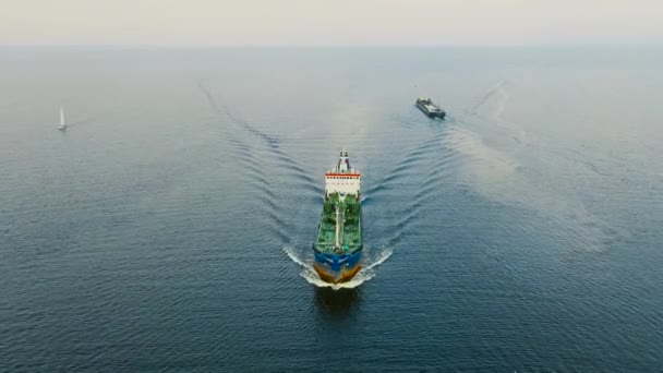 Грузовой Танкер Нефтепродуктами Плавает Воде Северном Заливе Вид Воздуха — стоковое видео
