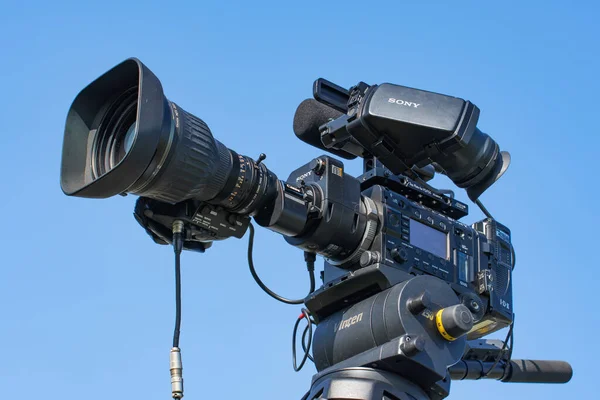 Câmera de vídeo Sony profissional e cânone de lente está sendo usado para filmar um projeto de vídeo ao ar livre. Rússia, Moscou 30 agosto 2019 . — Fotografia de Stock