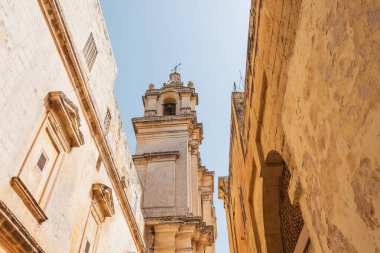 Mdina şehrinin dar caddeleri, kilise çan kulesi manzarası..