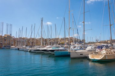 Birçok yat kasaba körfezindeki marinada demirlemiş..