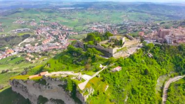 Castello di Lombardia Lombardy Kalesi. İtalya, Sicilya, Enna 'da hava manzaralı.