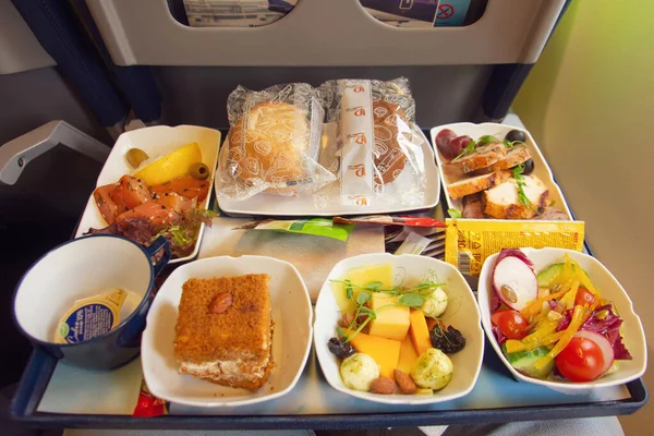 Food for economy class passengers during the flight. Russia, Moscow 10 april 2019. — Stock Photo, Image