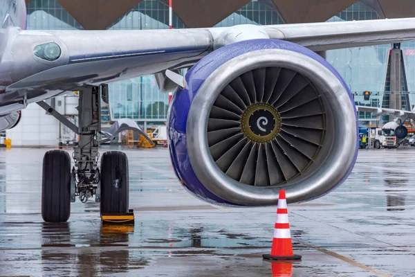 Motor do avião de passageiros à espera no aeroporto . — Fotografia de Stock