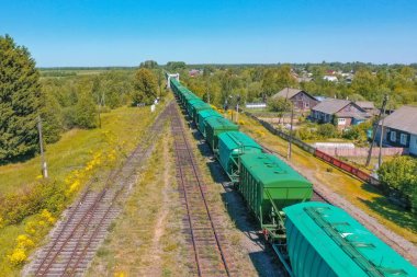 Nakliye istasyonunda tren ve vagon zıplıyor..