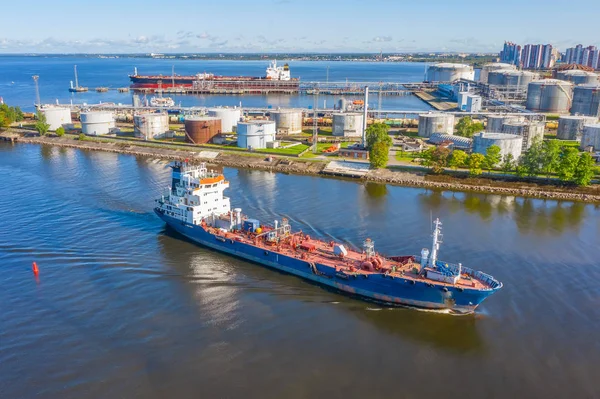 Przemysłowy port załadunkowy ropy naftowej i gazu, zbiornikowiec pływający kanałem rzecznym. — Zdjęcie stockowe