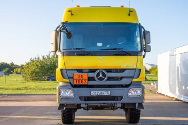 Sarı Mercedes yakıt ikmali kamyonu. Rusya, Moskova bölgesi Zhukovsky, Ramenskoe havaalanı. Aviasalon Maks 2019. 28 Ağustos 2019.