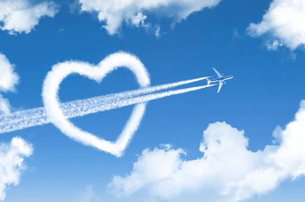 높은 비행기는 구름의 형태로 심장을 뚫는다. — 스톡 사진