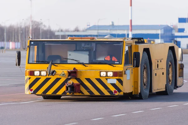 Towing vehicles rides on the apron of the airport. — Stock Photo, Image
