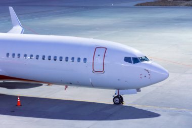 Havaalanına park edilmiş bir uçak, gece önlüğü..