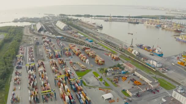 港に通じる都市景観港港や工業地帯 コンテナ倉庫 鉄道システムネットワークの高さからのパノラマ上空トップビュー — ストック動画
