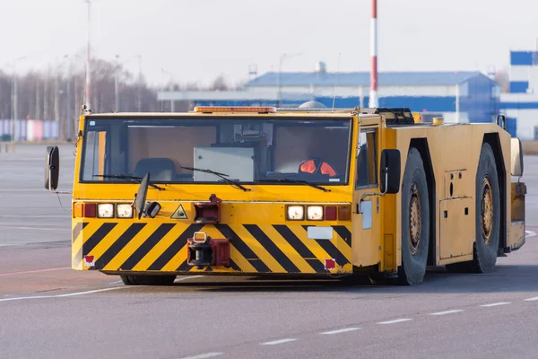 Bogsering fordon rider på plattan av flygplatsen. — Stockfoto