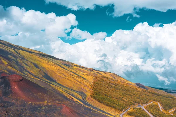 Landskap bergssluttning utsikt och himmel pittoreska moln. — Stockfoto