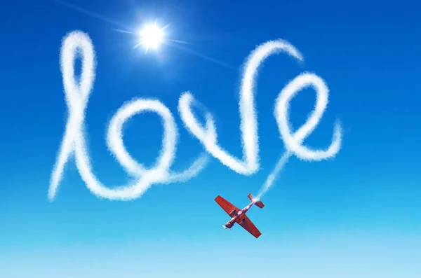 Надпись на небе - любовь, оставленная белым дымом с самолета . — стоковое фото