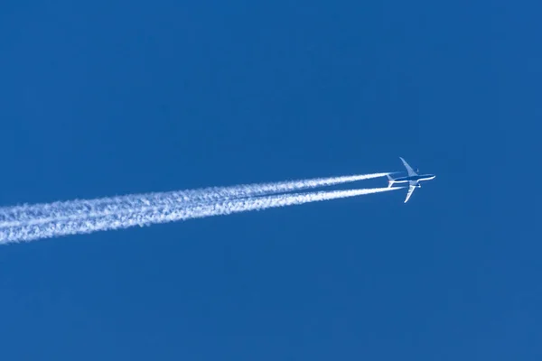 Aviones dejando rastro de rastro en un cielo azul claro . — Foto de Stock