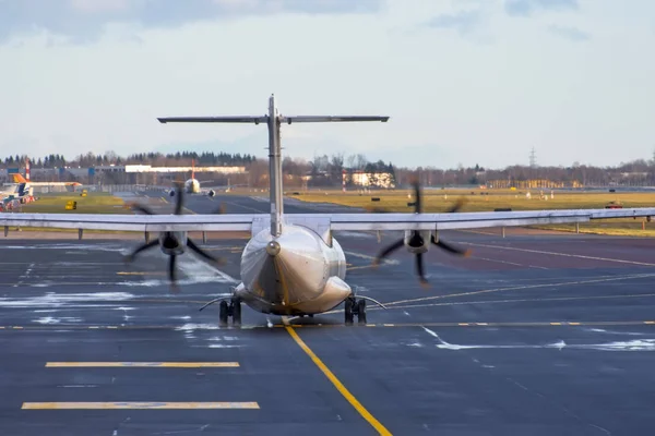 Letecké turbovrtulové pojíždění na letišti vzletové a přistávací dráhy. — Stock fotografie