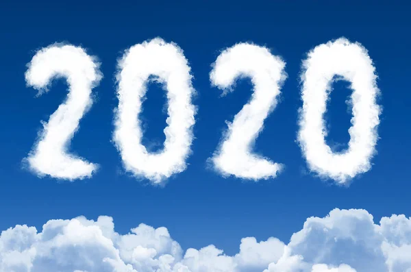 2020 Jahr in Form von Wolken am blauen Himmel, Neujahr. — Stockfoto
