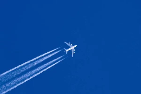 Trilha do avião no céu azul. — Fotografia de Stock