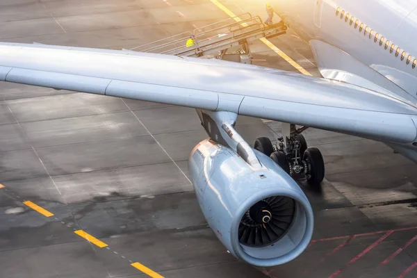 Vista superior del ala y el motor de un avión . —  Fotos de Stock