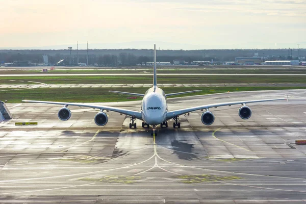Frontansicht eines großen Flugzeugs auf Lenkschienen und Parkplätzen am Flughafen nach der Landung. — Stockfoto