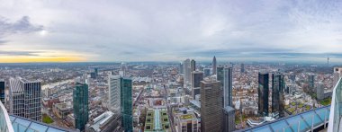 Şehrin gökdelenlerinin tren istasyonunun panoraması. Ana kuleden batıya bakıyor. Frankfurt am Main, Almanya. 16 Aralık 2019.