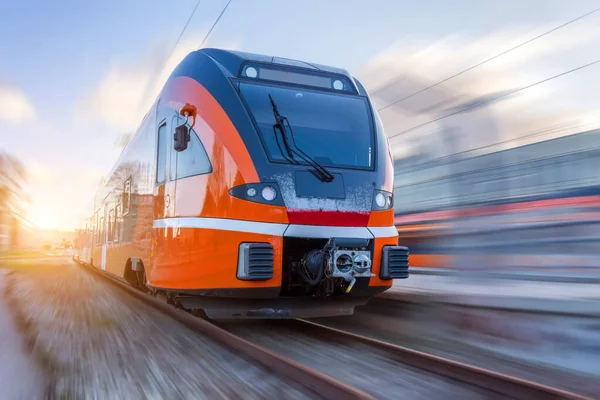 Příměstský elektrický vlak na rozmazaném pozadí pohybu. — Stock fotografie