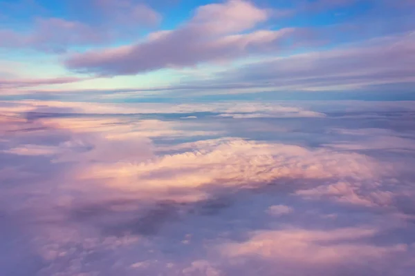 曇り空の夜の光は雲の層を照らす. — ストック写真