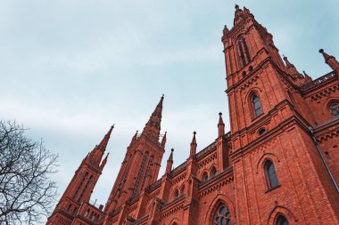 Kırmızı tuğlalı bir Katolik kilisesinin alt manzarası..