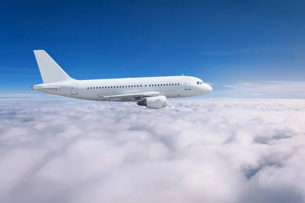Samolot pasażerski schodzi i nisko lecący zachmurzenie. — Zdjęcie stockowe