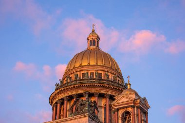 Aziz Isaac Katedrali Kubbe 'ye ve gün batımında akşam gökyüzüne bakar.