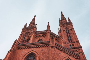 Kırmızı tuğlalı bir Katolik kilisesinin alt manzarası..