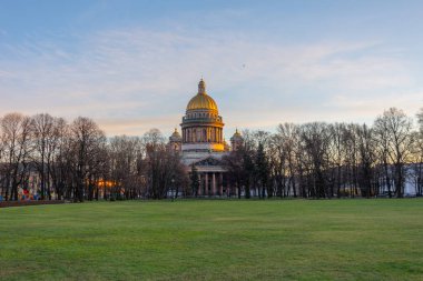 Aziz Isaac Katedrali, St. Petersburg 'da, ılık ve karsız kışta..