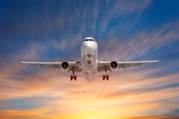 Avondvlucht van een passagiersvliegtuig op een achtergrond van prachtige lucht. — Stockfoto