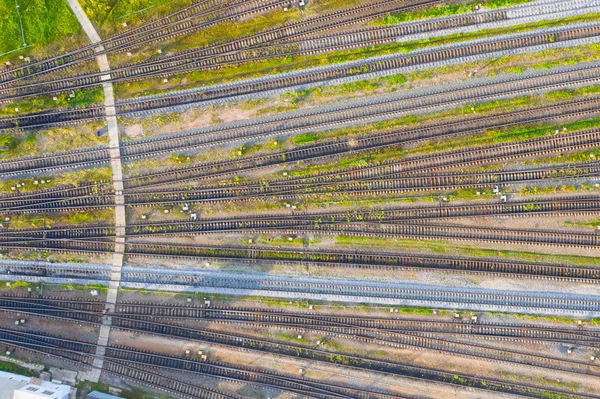 Rede de trilhos ferroviários em um posto de carga, vista superior . — Fotografia de Stock