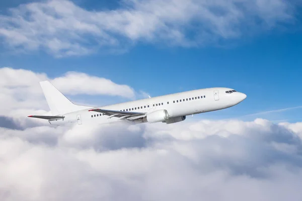 El avión gana altitud volando a través de una densa capa de nubes, vuelo de viaje . —  Fotos de Stock