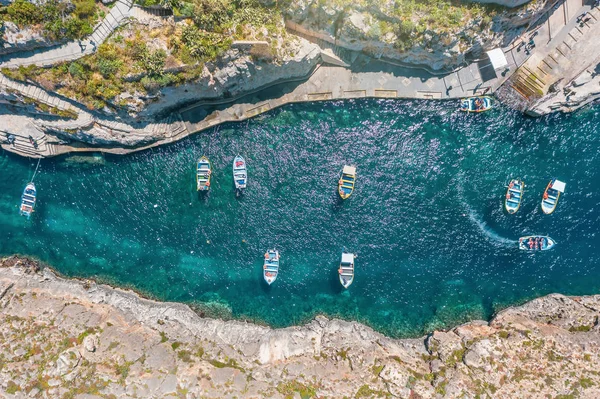 岩の間に喜びのボートと狭い湾,空中ビュー. — ストック写真
