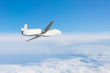 Bulutların üzerindeki mavi arka plan insansız askeri hava aracı. Bu görüntünün elementleri Nasa tarafından döşenmiştir.