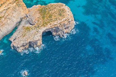 Mavi gök mavisi denizinde kavisli bir mağara, gökyüzü manzaralı..