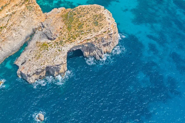 Скеля з арковою печерою в блакитному блакитному морі, вигляд з повітря . — стокове фото