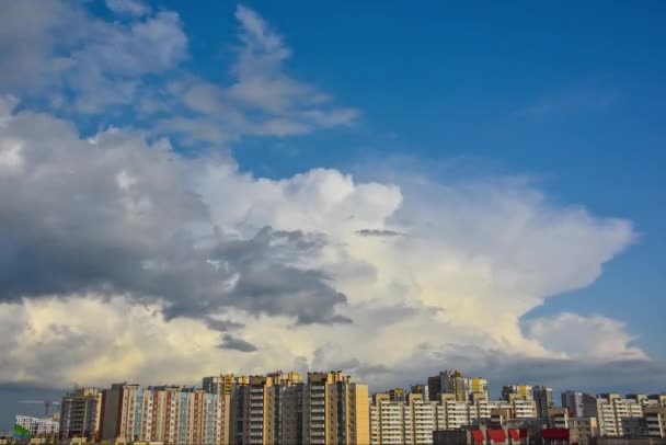 Sommer Tagsüber Wolken Zeitraffer Und Vor Sonnenuntergang Über Einem Wohnviertel — Stockvideo