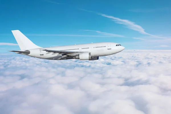 昼間は曇り空の旅客機. — ストック写真