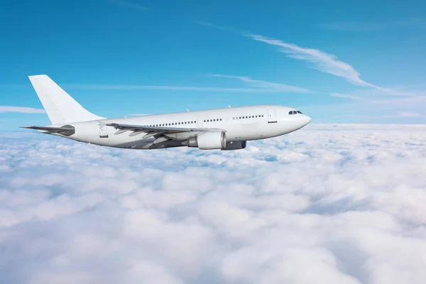 Avião de passageiros voando nublado durante o dia . — Fotografia de Stock