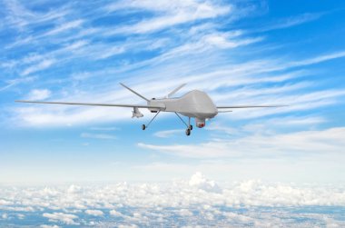 Ordu insansız hava aracı bulutların üzerinde uçuyor..