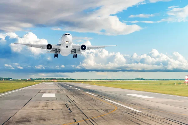 Passagiersvliegtuig landt vanaf vliegveld. — Stockfoto