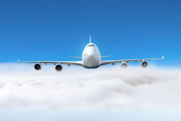Avião de passageiros voa na borda do dia nublado . — Fotografia de Stock