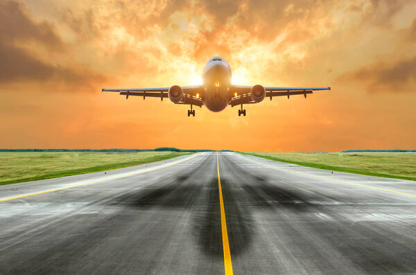 Вечерний вид на восход солнца и посадку самолета с отбрасываемой теневой взлетно-посадочной полосой в небо
.